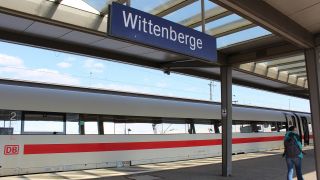 Am Gleis des Bahnhofes Wittenberge steht ein ICE. (Quelle: dpa/Oliver Gierens)