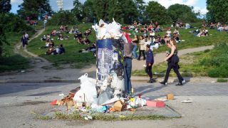 Ein Mülleimer im Mauerpark ist übefüllt. (Quelle: dpa/Jörg Carstensen)