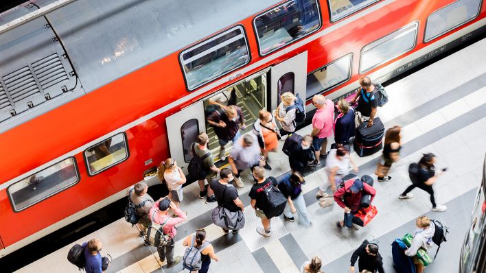 Fahrgäste steigen am Berliner Hauptbahnhof aus einem Regionalexpress aus. (Quelle: dpa/Christoph Soeder)