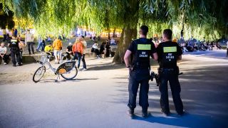 Symbolbild: Polizisten in einem Park in Berlin. (Quelle: dpa/Christoph Soeder)