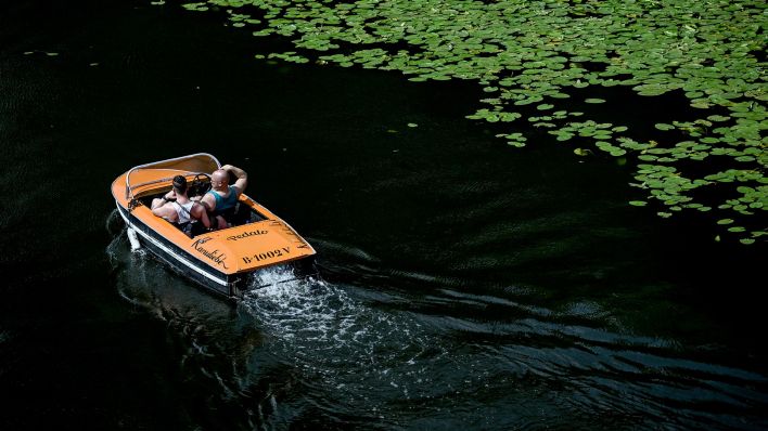 Trettbootfahrer fahren auf der Spree. (Quelle: dpa/Britta Pedersen)