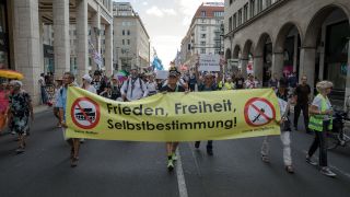 Eine Demonstration gegen Corona-Maßnahmen in Berlin. (Quelle: dpa/Michael Kuenne)