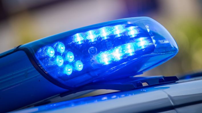 Ein Blaulicht ist auf dem Dach eines Polizeifahrzeugs zu sehen. (Quelle: dpa/Lino Mirgeler)
