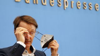 Karl Lauterbach (SPD), Bundesgesundheitsminister, nimmt vor der Bundespressekonferenz seine Maske ab, bevor er Fragen das neue Infektionsschutzgesetz informiert (Quelle: dpa/Wolfgang Kumm)