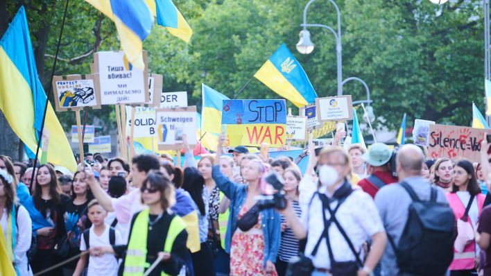Protestmarsch zum Unabhängigkeitstag der Ukraine und gegen den Krieg. (Quelle: dpa/Annette Riedl)