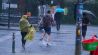 Fußgänger laufen bei starkem Regen durch die Stadt. Nach schweren Regenfällen und Gewittern in Berlin sind größere Schäden etwa durch vollgelaufene Keller weitgehend ausgeblieben. (Quelle: dpa/Annette Riedl)
