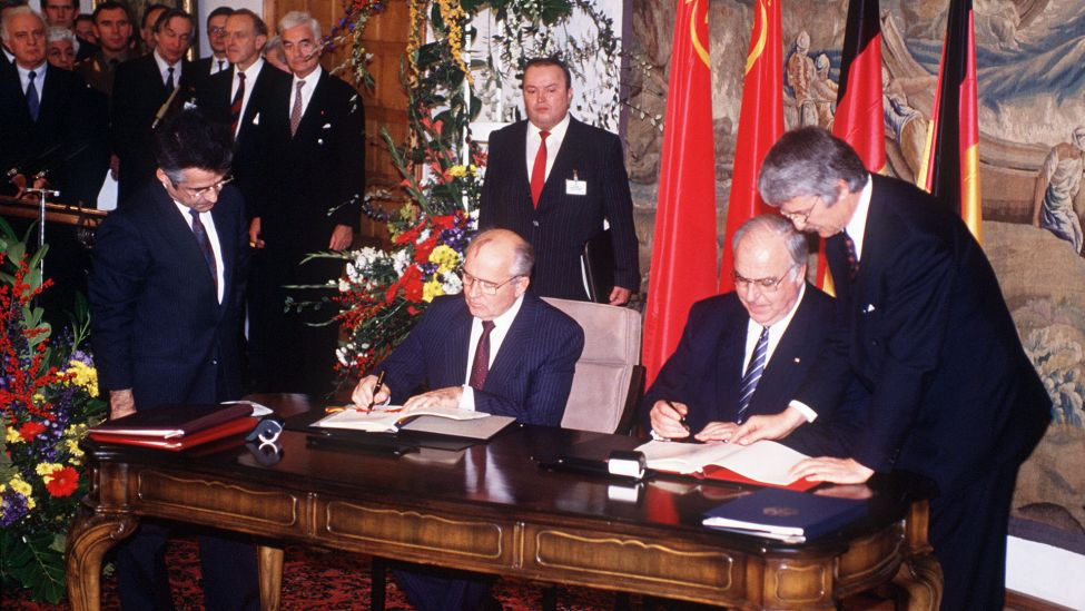 Bundeskanzler Helmut KOHL (rechts) und der sowjetische Staats- und Parteichef Michail GORBATSCHOW unterzeichnen den Vertrag zur Deutschen Einheit. (Quelle: dpa)