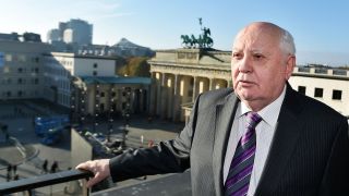 Archivbild: Der frühere sowjetische Staatspräsident Michail Gorbatschow steht am 08.11.2014 am Pariser Platz in Berlin, im Hintergrund das Brandenburger Tor. (Quelle: dpa/Jens Kalaene)
