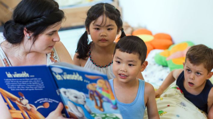 Eine Erzieherin liest den Kindern eine Geschichte vor. (Quelle: dpa/Jens Büttner)