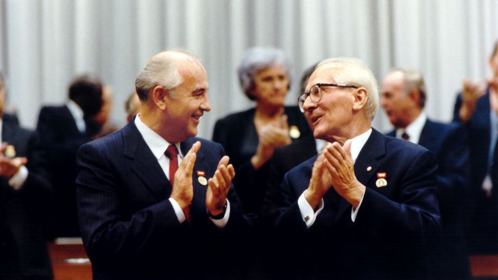Der Generalsekretär des ZK der SED, Erich Honecker (r), und sein Gast, der Generalsekretär des ZK der KPdSU Michail Gorbatschow (l), während einer Festveranstaltung des ZK der SED, des Staatsrates, des Ministerrates und des Nationalrates der Nationalen Front der DDR am 06.10.1989 (Quelle: dpa)