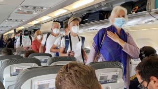 Bei Fluegen und auf Flughaefen in der EU muss ab kommender Woche keine Maske mehr getragen werden. In Deutschland gilt aber weiterhin Maskenpflicht. (Quelle: dpa/Frank Hoermann)