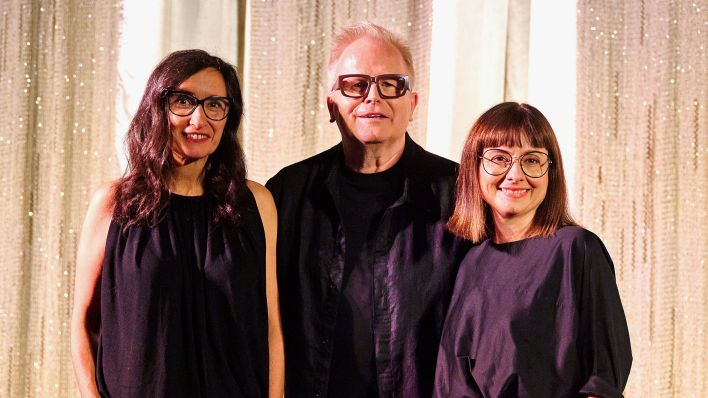 Arezu Weitholz (l-r), Schriftstellerin, der Musiker und Sänger Herbert Grönemeyer, und und Katrin Funcke, Illustratorin, stehen auf der Bühne im Kino International.(Quelle:dpa/A.Riedl)