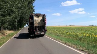 Ein Müllwagen des Unternehmens AWU fährt durch Ostprignitz-Ruppin. (Quelle: rbb)
