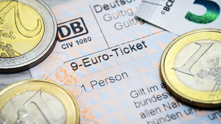 Symbolbild: 9-Euro-Ticket und Euromünzen. (Quelle: dpa/C. Ohde)