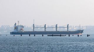 Ein Frachtschiff verlässt den Hafen von Odessa am 05.08.2022 (Bild: dpa/STR)
