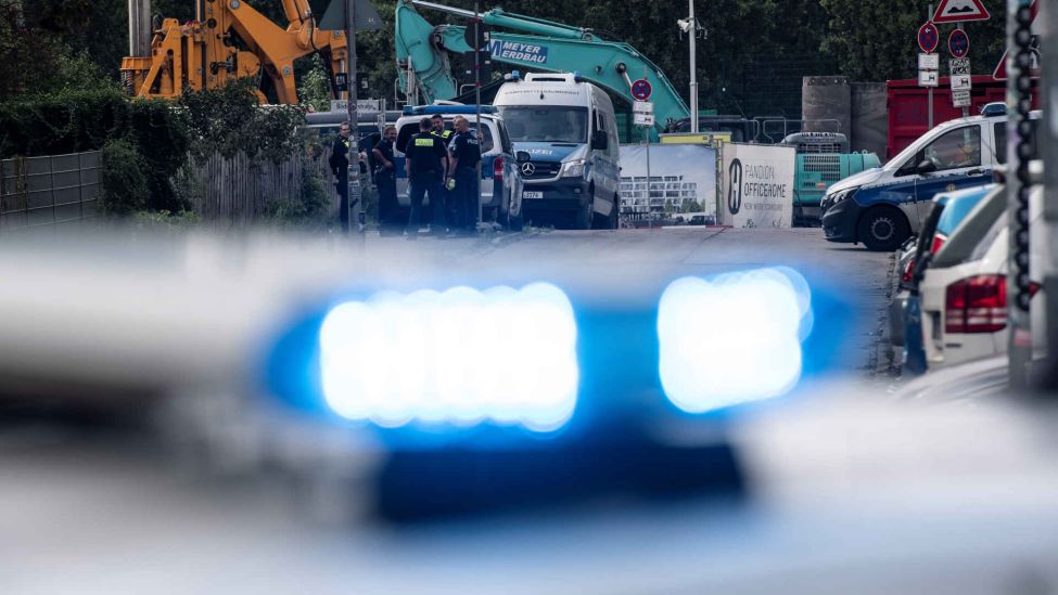 Einsatzkräfte der Polizei stehen am Zugang zu der Baustelle in Berlin-Friedrichshain, auf der eine 500 Kilogramm schwere Bombe aus dem Zweiten Weltkrieg gefunden wurde.