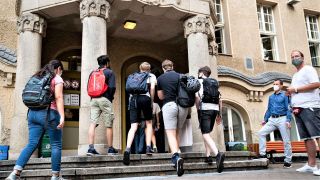 Schüler betreten am ersten Tag nach den Sommerferien den Eingang zum Rheingau Gymnasium. Neben Berlin startet der Unterricht auch in Brandenburg. (Foto: Kay Nietfeld/dpa)