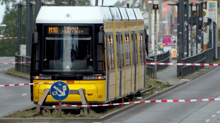 Symbolbild: Eine Straßenbahn der Linie M10 in Berlin Friedrichshain. (Quelle: dpa/M. Skolimowska)