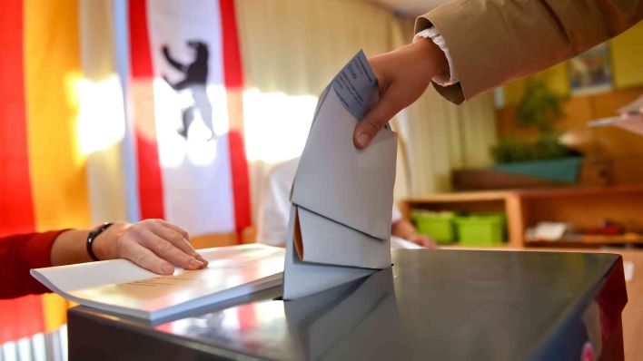 Archiv: Eine Wählerin steckt ihren Stimmzettel am 18.09.2016 in Berlin in die Wahlurne. (Foto: Britta Pedersen/dpa)