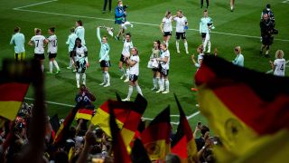 Die Spielerinnen der deutschen Nationalmannschaft vor ihren Fans (Bild: IMAGO/Eibner)