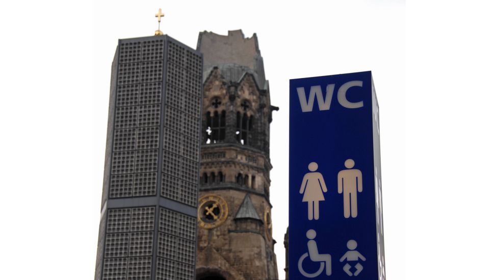 Schild einer unterirdischen Wall-City-Toilette vor der Kaiser Wilhelm-Gedächtniskirche auf dem Breitscheidplatz in Berlin-Charlottenburg.(Quelle:imago/Hohlfeld)