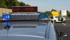 Ein Polizeiauto im Einsatz auf der Autobahn (Bild: imago images / Fotostand / Gelhot)