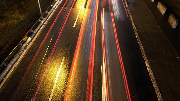Lichtstreifen von Autos auf der Berliner Stadtautobahn bei Nacht (Bild: imago images / Frank Sorge)