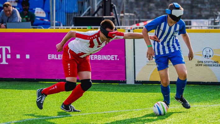 Eine Szene auf einem Blindenfußball-Spiel von Hertha BSC. Quelle: imago images/Jacob Schröter
