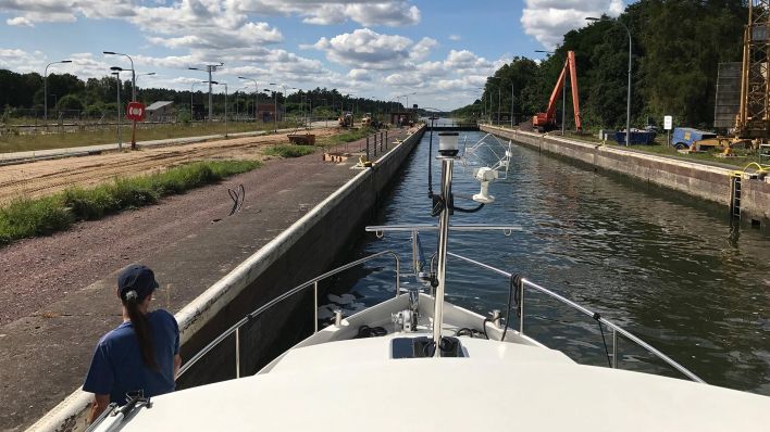 Mit dem Boot in der Schleuse Wusterwitz im Elbe-Havel-Kanal (Quelle: imago images)