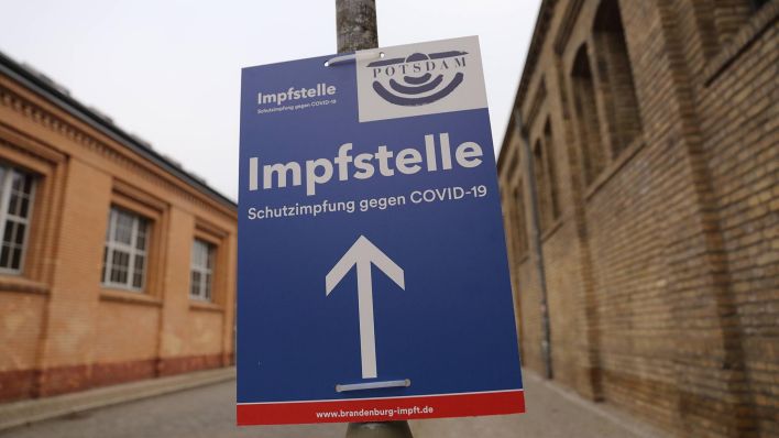 Wegweiser zu einer Impfstelle in Potsdam (Quelle: imago images)