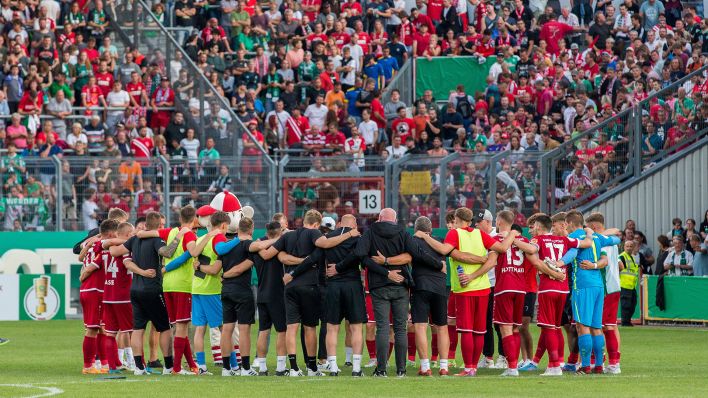 Die Mannschaft von Energie Cottbus nach dem DFB-Pokalspiel gegen Werder Bremen. Quelle: imago images/Fotostand