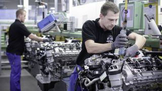 Mitarbeiter bei der Motorenproduktion im Mercedes-Benz-Werk in Berlin-Marienfelde (Bild: imago images/Thomas Trutschel)