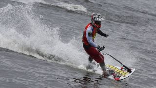 Ein Motosurfer rast durch das Wasser (imago images/ZUMA Wire)