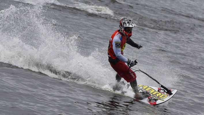 Ein Motosurfer rast durch das Wasser (imago images/ZUMA Wire)