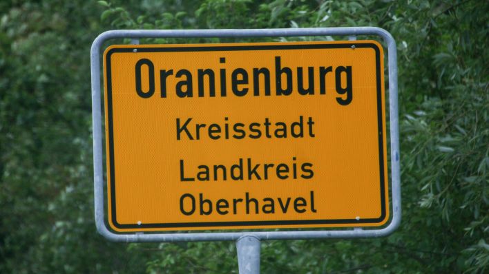 Ortsschild der Stadt Oranienburg/Brandenburg (Bild: imago images/Rolf Kremming)