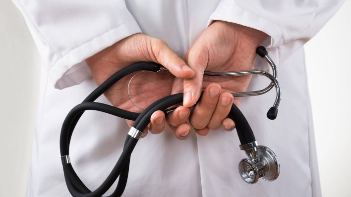 Symbolbild: Ein Arzt hält ein Stethoskop in den Händen. Aufnahme vom 28.08.2015. (Quelle: imago images/Andrey Popov)