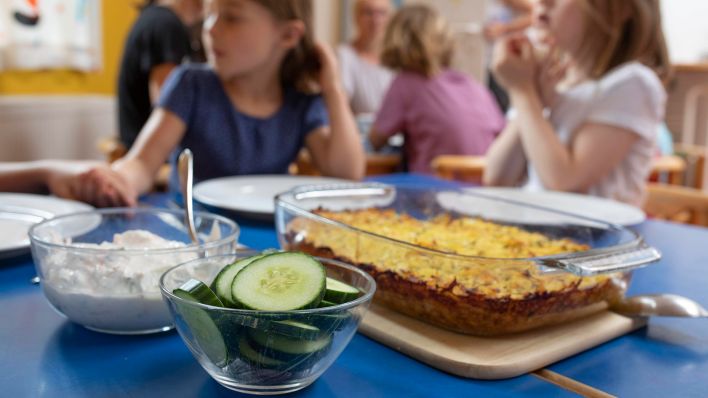 Symbolbild: Kinder beim Mittagessen im Kindergarten (Quelle: IMAGO/imagebroker)