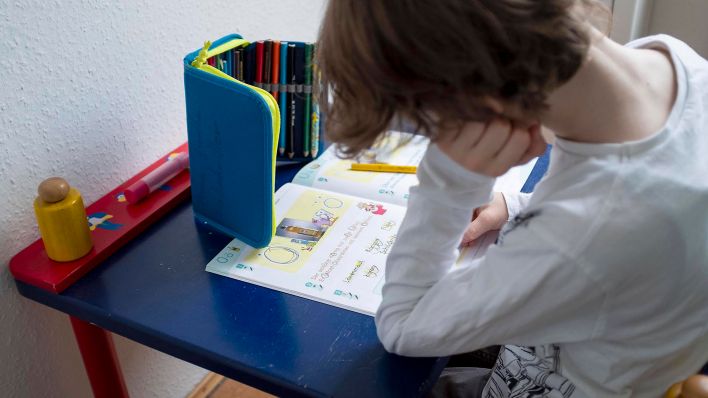 Ein Schulkind sitz zuhause (Quelle:www.imago-images.de)