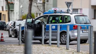 Symbolbild: Polizeiwagen im Einsatz Berlin (Quelle: imago/Andreas Gora)