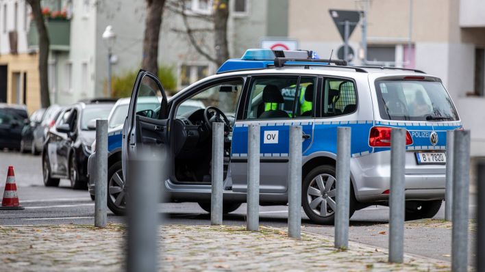 Symbolbild: Polizeiwagen im Einsatz Berlin (Quelle: imago/Andreas Gora)