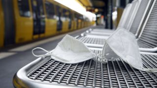 FFP2-Masken liegen auf einer Bank im U-Bahnhof Schönhauser Allee (Quelle: imago images/Sabine Gudath).