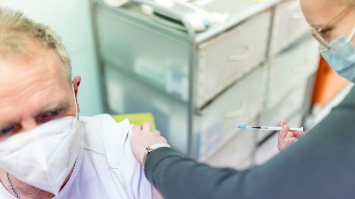 Eine Ärztin impft einen Mann mit dem Impfstoff Comirnaty von Biontech Pfizer. (Bild: imago images/Teresa Kröger)
