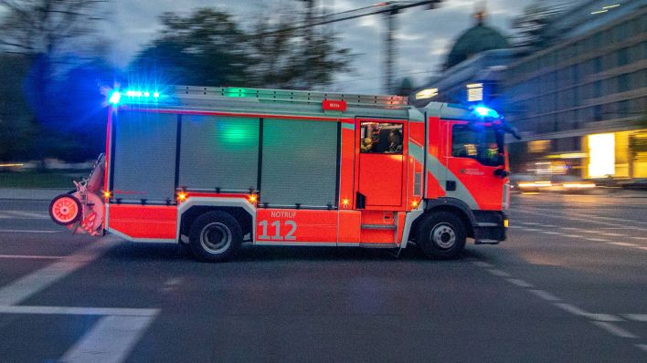 Ein Löschfahrzeug der Berliner Feuerwehr im Einsatz (Symbolbild) (Quelle: imago images/D. Sattler)