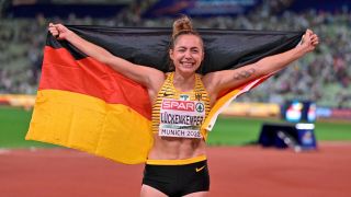 Sprinterin Gina Lückenkemper feiert EM-Titel (Quelle: imago)