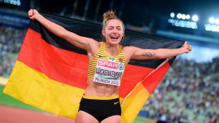 Gina Lückenkemper jubelt nach ihrem EM-Sieg über 100m (imago images/Sven Simon)