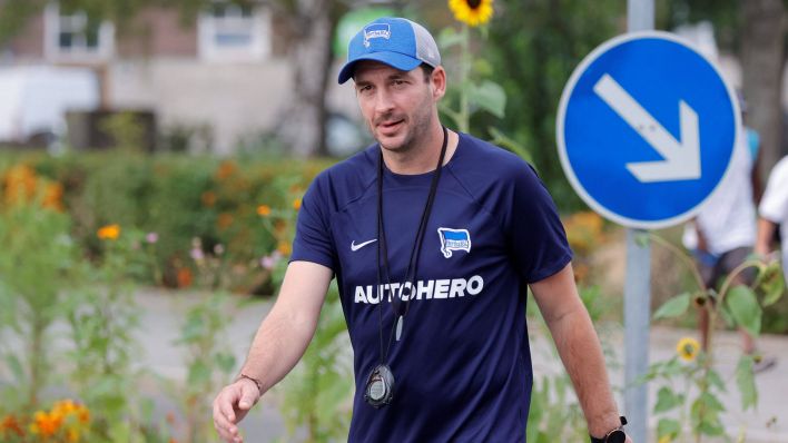 Hertha-Trainer Sandro Schwarz auf dem Weg zum Trainingsplatz (imago images/Metodi Popow)