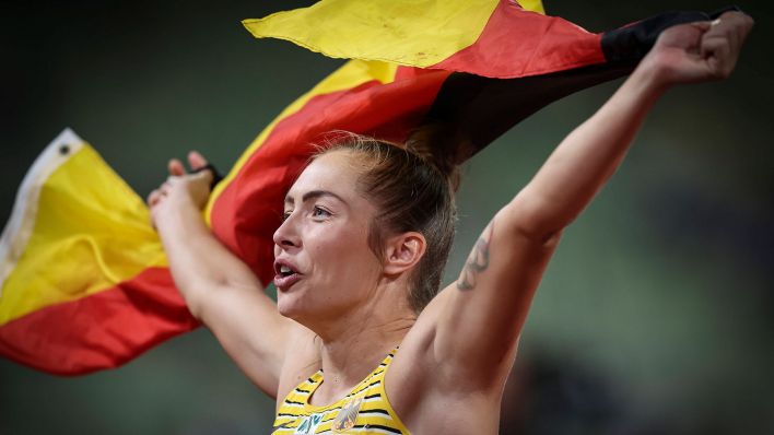 Gina Lückenkemper schwenkt deutsche Fahne (Imago/Beautiful Sports)