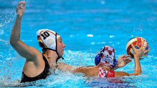 Die deutsche Wasserballerin Marijke Elisabeth Kijlstra im Duell mit der Kroatin Emmi Miljkovic (imago images/Pixsell)