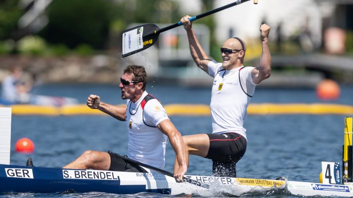 Sebastian Brendel (l) und sein Teamkollege Tim Hecker jubeln über die Goldmedaille bei der Kanu-WM in Kanada. Quelle: dpa/The Canadian Press/AP | Darren Calabrese
