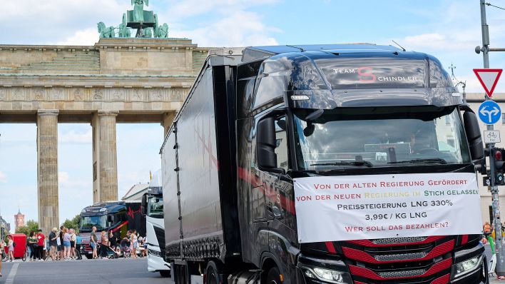 Protest gegen Erhöhung des LNG-Gases für die Transportbranche in Berlin: Die Transportbranche hat viele Fahrzeuge auf Gasgetriebene LNG Motoren umgerüstet. (Quelle: imago images/M. Schmid)